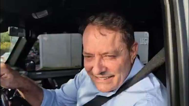 Pedrinho falou com os rep&oacute;rteres rapidamente enquanto sa&iacute;a de carro &ndash;