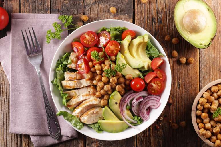 Buddha bowl de frango e gr&atilde;o-de-bico 