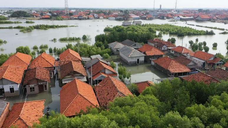 Os bairros parecem ilhas isoladas quando a mar&eacute; invade a regi&atilde;o