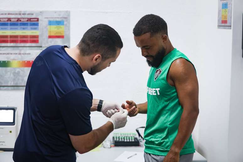 Samuel Xavier passando por exames no Fluminense &ndash; Fotos: Lucas Mer&ccedil;on e Marcelo Gon&ccedil;alves/FFC