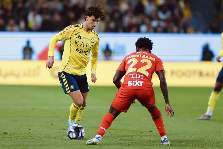 Jo&atilde;o F&eacute;lix em disputa de bola com jogador do Al Quadisiya &ndash;