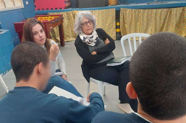 Pesquisadoras promovem encontros com os jovens para debater o projeto