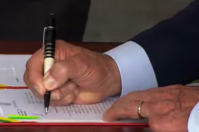 Lula assina veto integral ao PL da Dosimetria