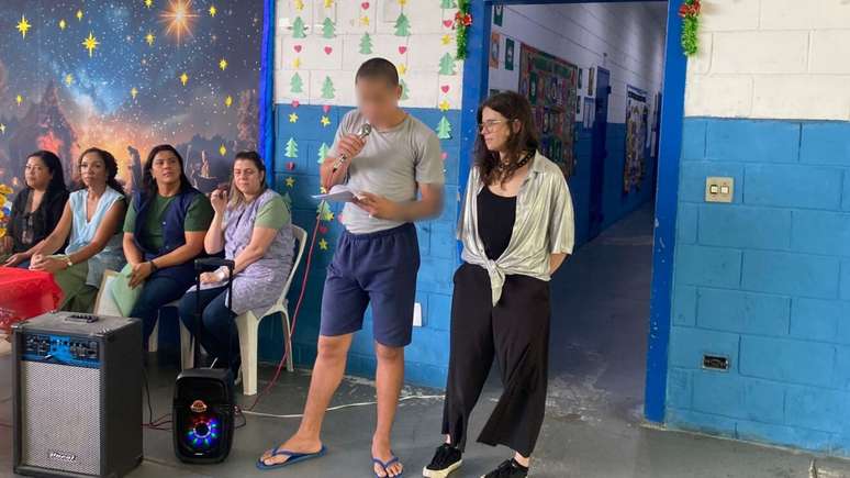 Um dos jovens pesquisadores apresentando o projeto para os demais adolescentes do centro