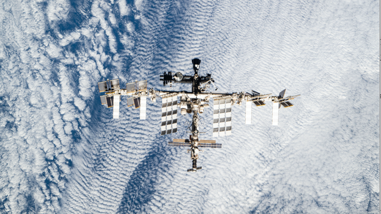 A ISS orbita a Terra a uma altitude m&eacute;dia de cerca de 400 km acima da superf&iacute;cie