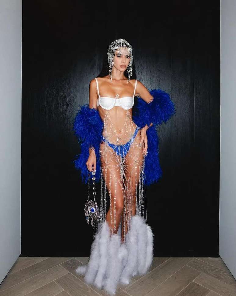 Roupa de carnaval azul com correntes e plumas