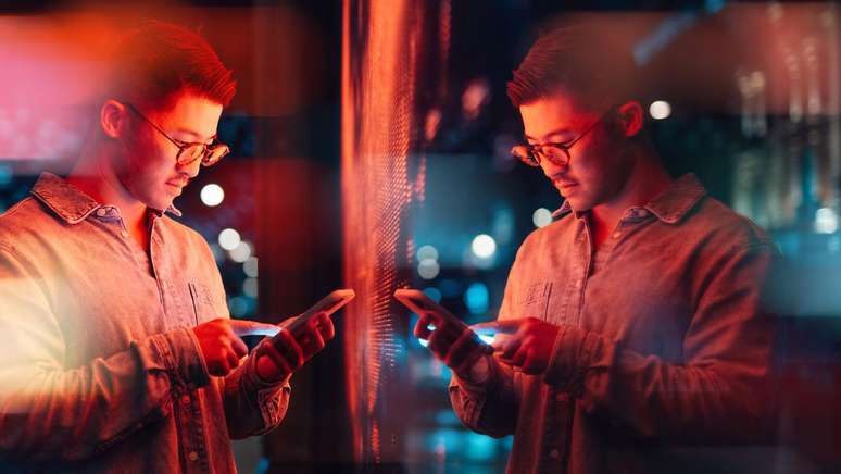 Outras alternativas ao Teste de Turing incluem o estudo da IA ​​em ambientes online naturais