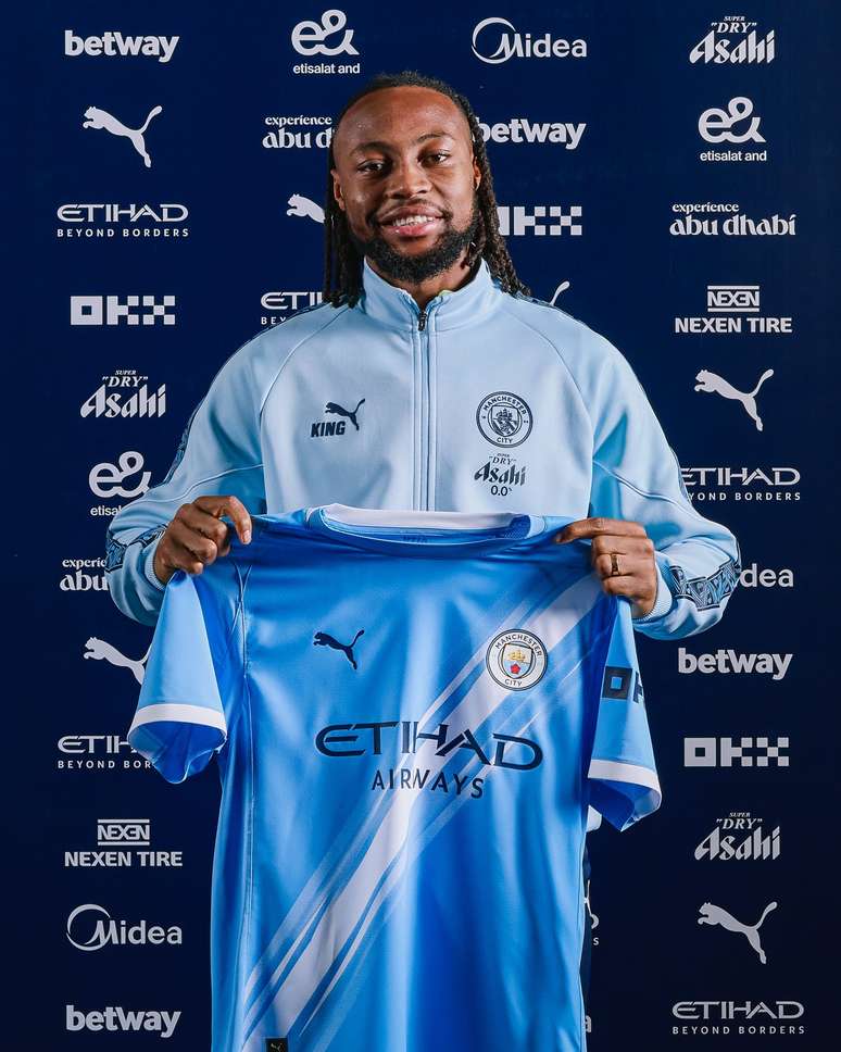 Semenyo sendo apresentado pelo Manchester City 