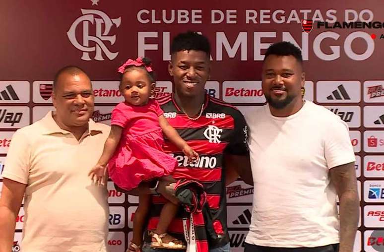Vit&atilde;o e parentes posam para fotos no Flamengo &ndash;