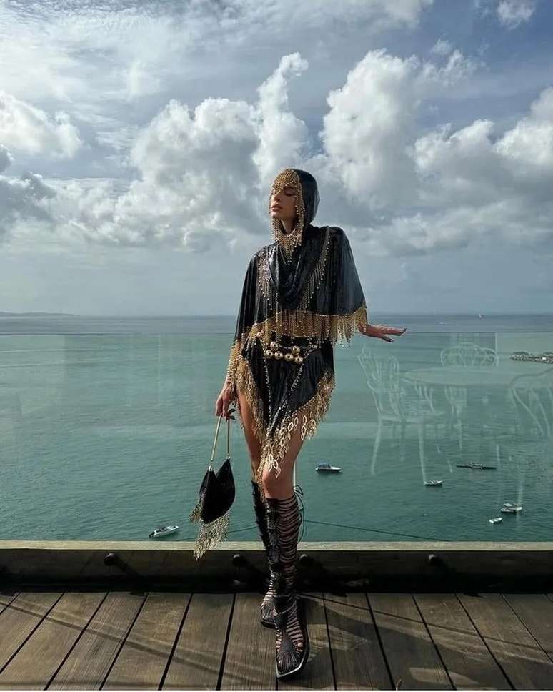Roupa preta dourada como roupa de odalisca.