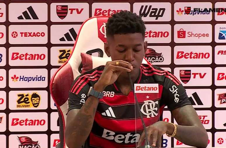 Vit&atilde;o &eacute; apresentado oficialmente no Flamengo &ndash;