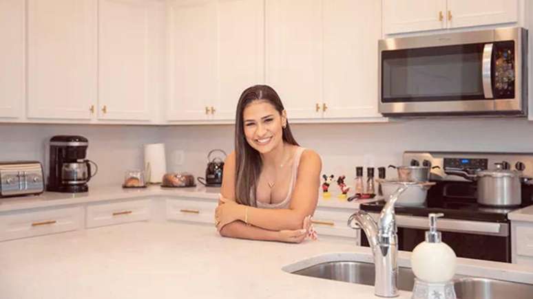 Simone Mendes na cozinha de sua mans&atilde;o nos EUA -