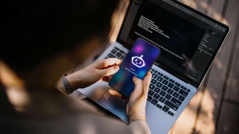 O Teste de Turing avalia se um ser humano consegue distinguir entre uma m&aacute;quina e outro ser humano ap&oacute;s fazer perguntas por mensagem de texto