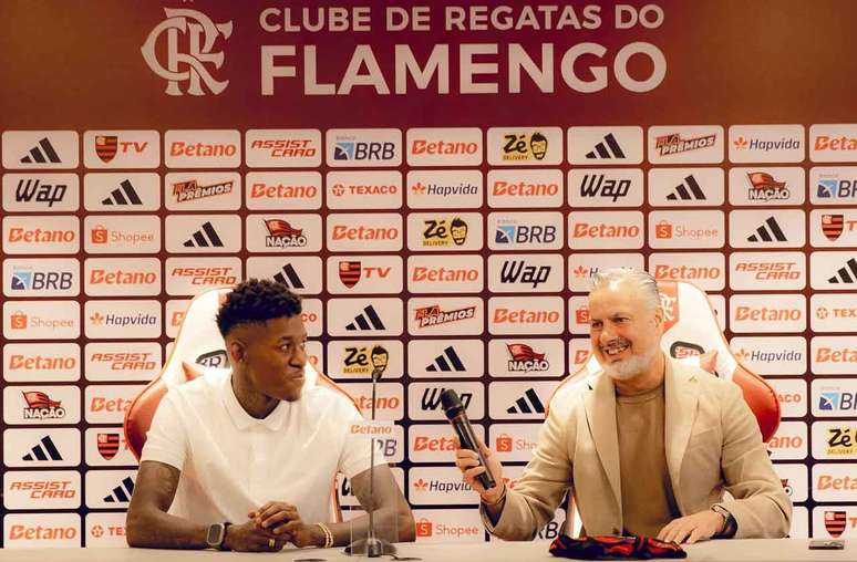 Jos&eacute; Boto e Vit&atilde;o na apresenta&ccedil;&atilde;o do novo jogador do Flamengo &ndash;