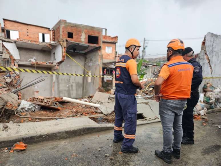 Casa desmorona em Itaquaquecetuba por conta da chuva.
