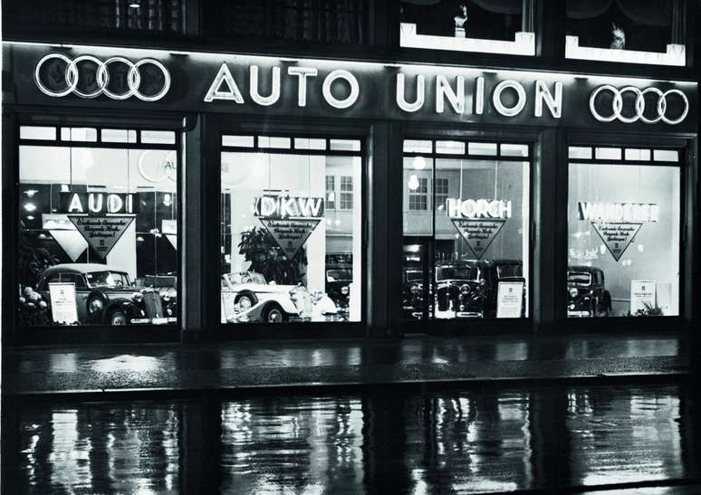 Concession&aacute;rias da Auto Union durante os anos 1930, com as quatro marcas sendo representadas 