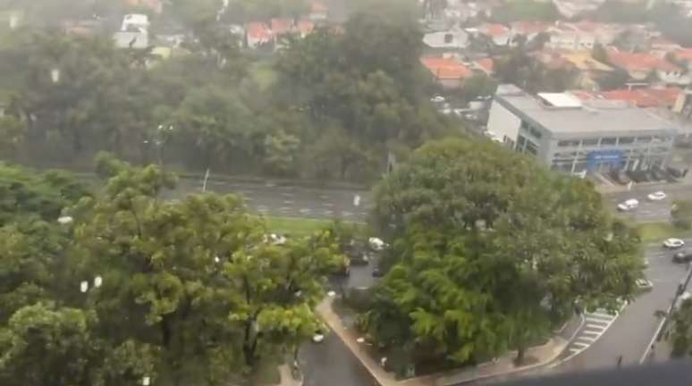 08/01/2026 - Chuva com granizo &eacute; registrada no Brooklin, Zona Sul de SP. Reprodu&ccedil;&atilde;o/TV Globo