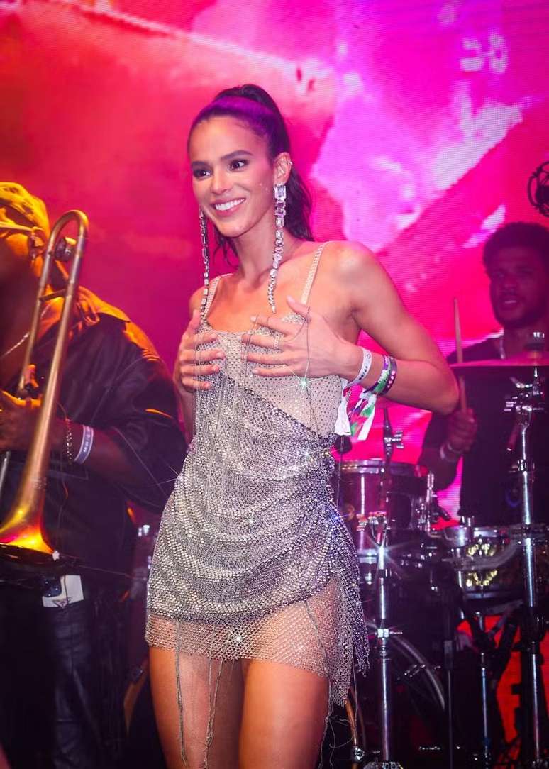 Roupa prata cheia de atrativos