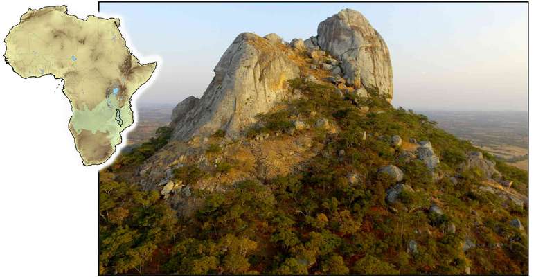 Pequeno mapa da &Aacute;frica ao lado de uma grande imagem de um topo de montanha rochoso ao p&ocirc;r do sol. As encostas est&atilde;o cobertas por floresta.