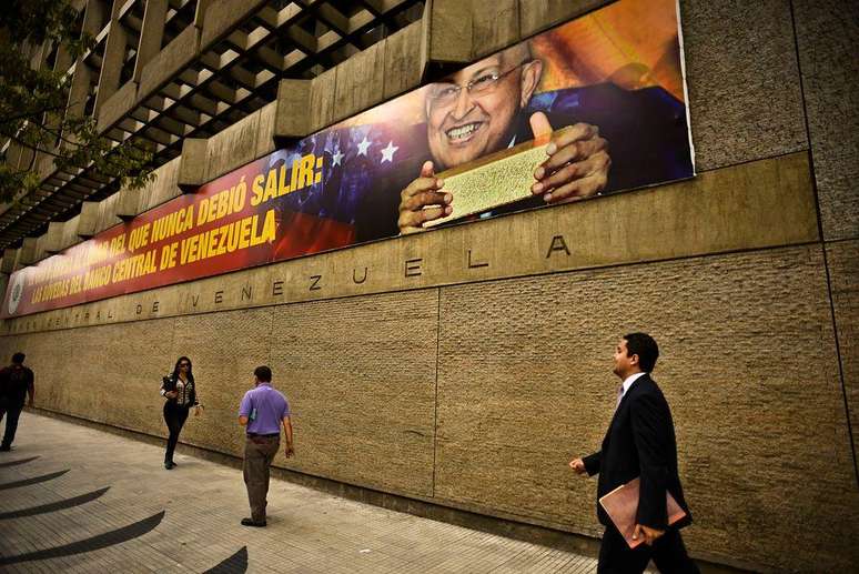 Hugo Ch&aacute;vez ordenou o retorno do ouro venezuelano ao pa&iacute;s, mas 31 toneladas permaneceram em Londres