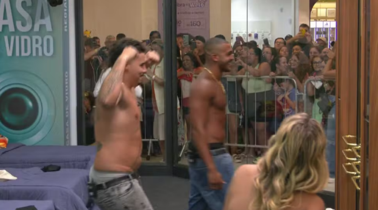Matheus e Pedro tiram a camisa na Casa de Vidro Sul e candidatas reagem