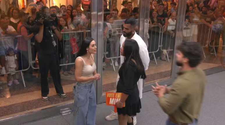 Participantes se estranham na Casa de Vidro