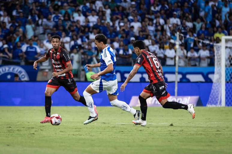 Apesar de buscar muito o ataque,o Cruzeiro n&atilde;o conseguiu furar a defesa do Pouso Alegre e perdeu na estreia do Mineiro.&nbsp;