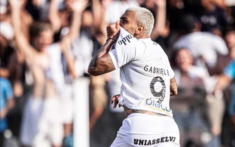 Gabigol beija o escudo do Santos ao anotar o primeiro gol pela equipe em sua reestreia &ndash;