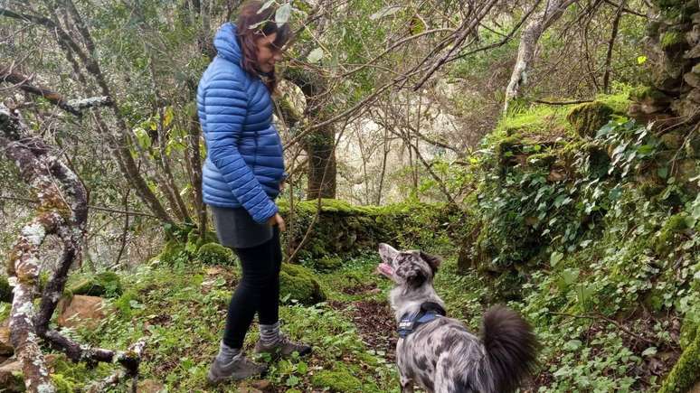 Ainara e Roger est&atilde;o criando a filha, Irati, no pequeno povoado de Corterrangel, cercados pela natureza e com a cachorra Eska