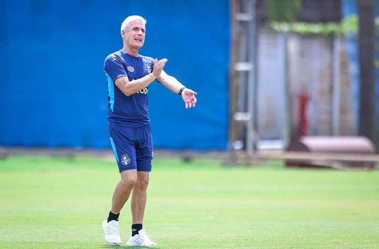 Luis Castro d&aacute; orienta&ccedil;&otilde;es ao elenco em seu in&iacute;cio de passagem no Gr&ecirc;mio &ndash;