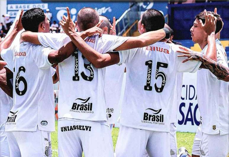 Jogadores do Peixe comemoram gol neste s&aacute;bado (10) diante da S&atilde;o-Carlense &ndash;