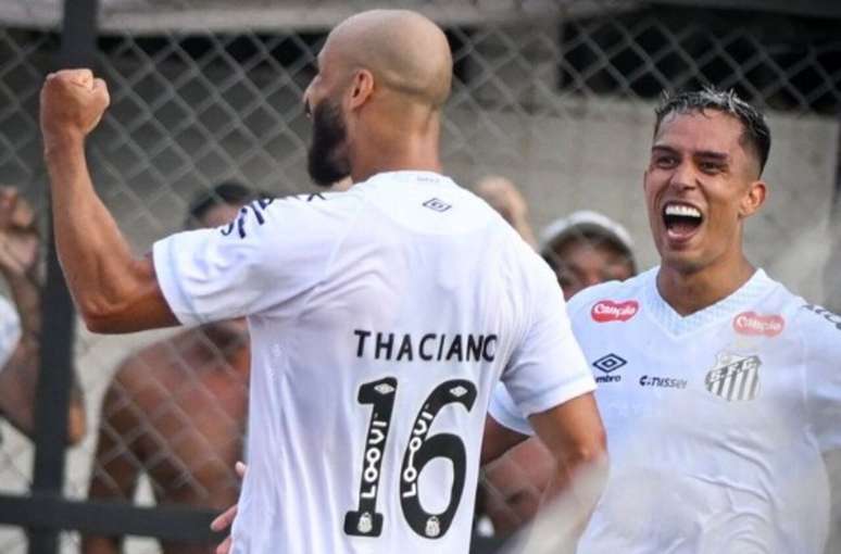 Thaciano celebra ao lado de Igor Vin&iacute;cius, autor da assist&ecirc;ncia para o gol da virada santista &ndash;