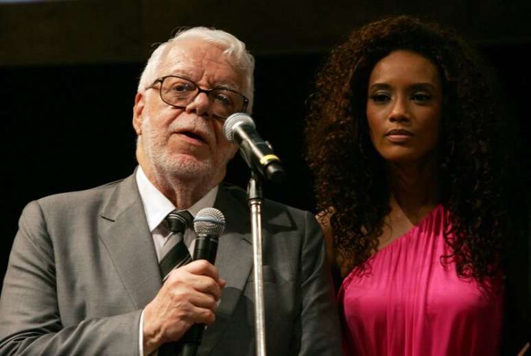 Manoel Carlos e Ta&iacute;s Ara&uacute;jo durante lan&ccedil;amento da novela 'Viver A Vida', da TV Globo, no Forte de Copacabana, no Rio de Janeiro, em setembro de 2009.
