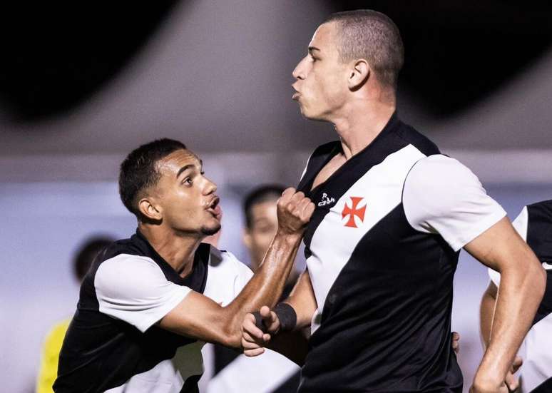 Bruno Lopes (&agrave; direita) faz um gola&ccedil;o para o Vasco sobre o I9 e comemora.&nbsp;