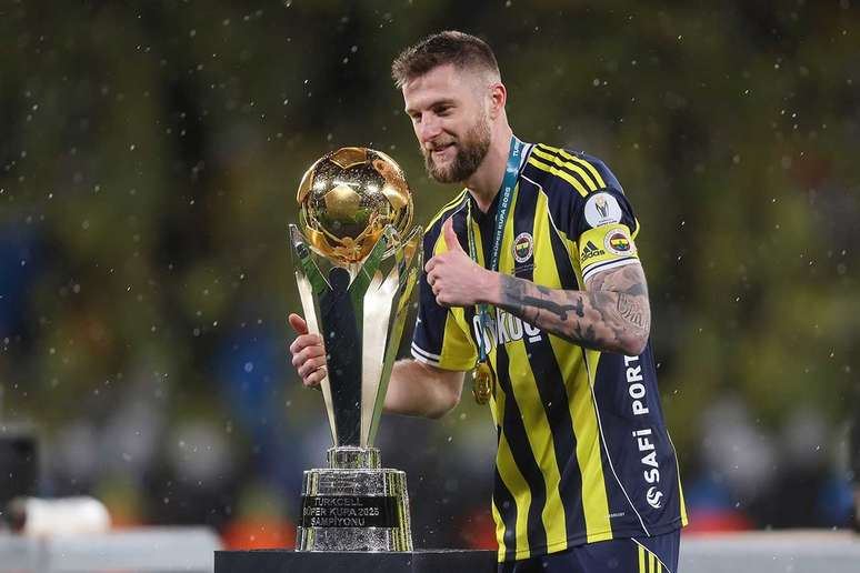Capit&atilde;o Skriniar com a ta&ccedil;a de campe&atilde;o da Supercopa da Turquia &ndash; Photo by Ahmad Mora/Getty Images