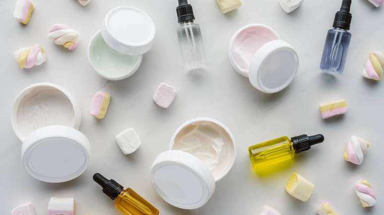 అధిక వేడి మరియు సూర్యుడు కొన్ని సౌందర్య సాధనాలను మీ చర్మానికి నిజమైన ప్రమాదాలుగా మారుస్తాయని మీకు తెలుసా? అవి ఏమిటో చూడండి