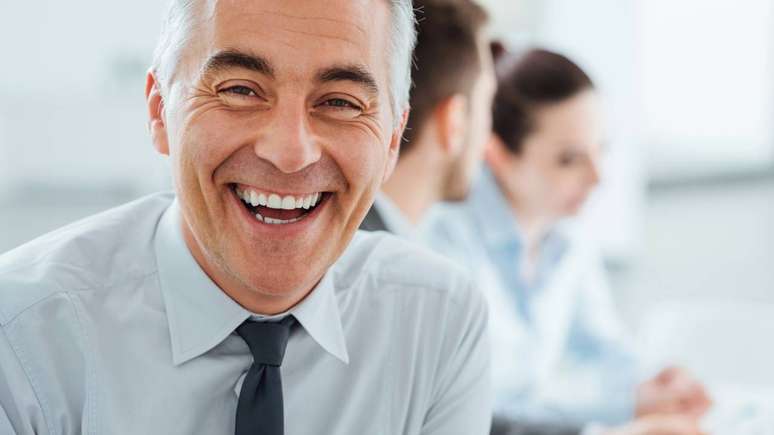 Mais leveza, menos tens&atilde;o. Incorporar momentos de riso &agrave; rotina &eacute; uma estrat&eacute;gia acess&iacute;vel para cuidar da mente, fortalecer v&iacute;nculos e melhorar a qualidade de vida &ndash; depositphotos.com / stockasso