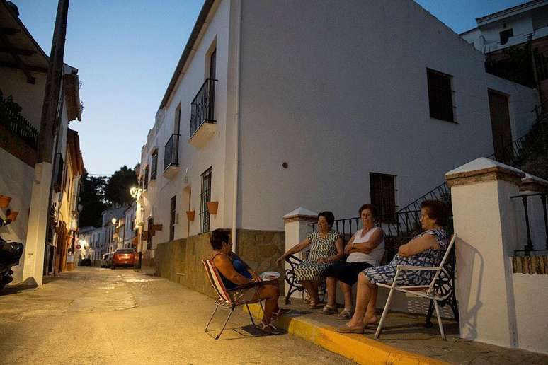 Algumas senhoras aproveitam o frescor da tarde em Arriate, em M&aacute;laga. A vida mais tranquila e com v&iacute;nculos sociais mais fortes nos povoados &eacute; um dos motivos que levam cada vez mais pessoas a fazer a migra&ccedil;&atilde;o inversa