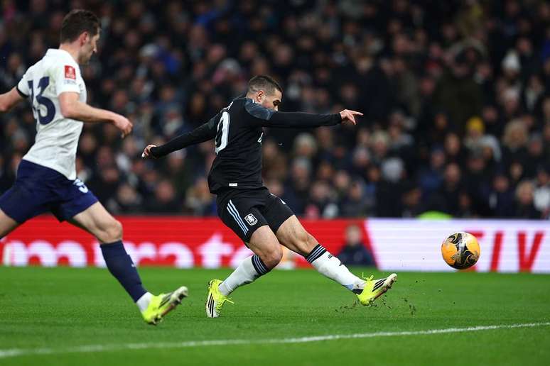 Emi Buendia finaliza para anotar o primeiro gol do Aston Villa contra o Tottenham, em Londres &ndash;