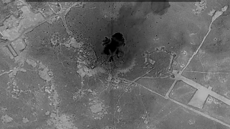 Captura de tela de um vídeo publicado pelo Comando Central dos EUA, mostrando uma explosão em uma área de terra, com a palavra 