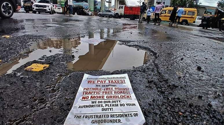 Moradores de Thane, perto de Mumbai, realizaram um protesto contra os buracos nas ruas e o congestionamento do tr&acirc;nsito em setembro.