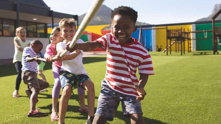 Crian&ccedil;as podem sofrer aumento das dores se a espinha vertebral crescer com mais rapidez que os outros ossos