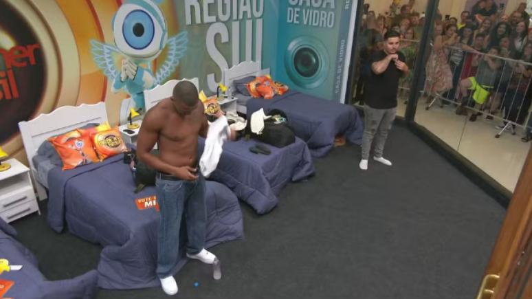 Matheus troca farpas com Pedro ap&oacute;s tirar a camisa e dispara: 'Faz o seu jogo'