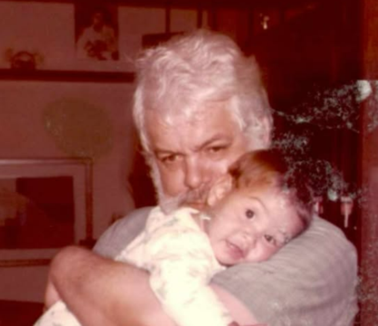 మనోయెల్ కార్లోస్ ఇద్దరు కుమార్తెలను విడిచిపెట్టాడు