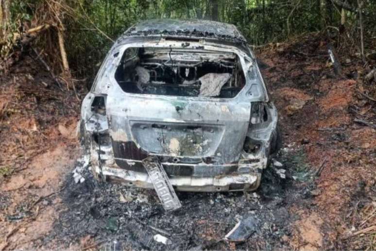 Carro incendiado pelos criminosos