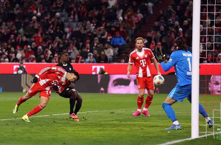 Luis D&iacute;az cabeceia e marca o segundo gol do Bayern.