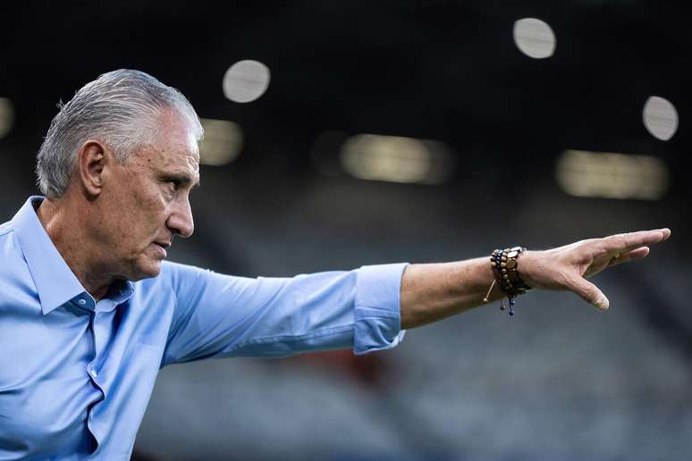 Tite d&aacute; instru&ccedil;&otilde;es ao Cruzeiro durante a estreia da equipe no Mineiro. No fim, derrota por 2 a 1.