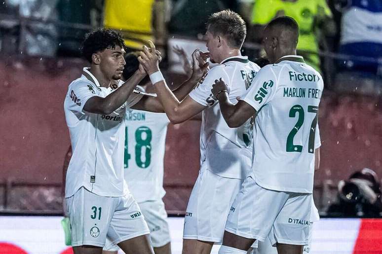 Jogadores do Palmeiras comemoram o gol de Luighi na vit&oacute;ria sobre a Portuguesa &ndash;