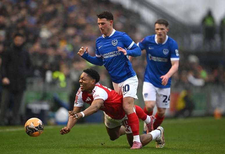 Lewis-Skelly, do Arsenal, &eacute; derrubado por Segecic, do Portsmouth &ndash;