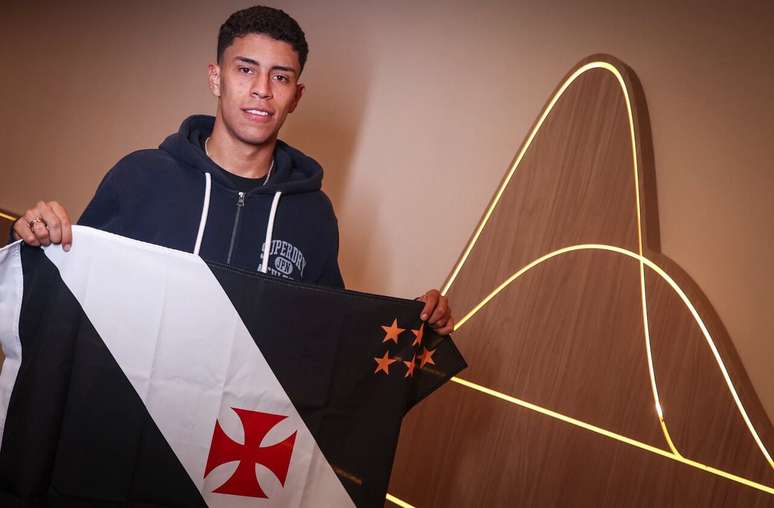 Johan Rojas com a bandeira do Vasco na chegada ao Rio de Janeiro &ndash;